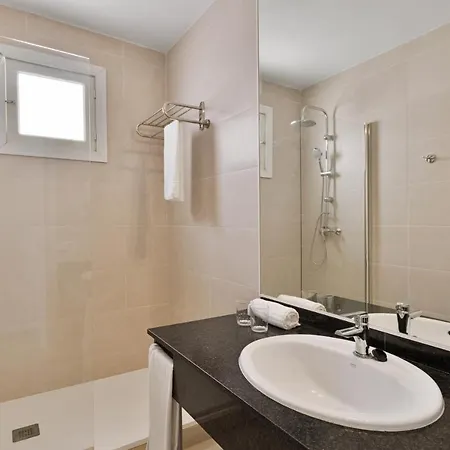 Hotel Flipflop Cala Mandia 3*